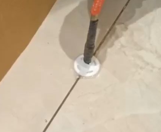 淅川瓷砖空鼓维修公司专业解答瓷砖在铺贴过程中，如果没有涂抹均匀到位的粘结材料（如水泥砂浆或瓷砖胶），可能会导致以下问题